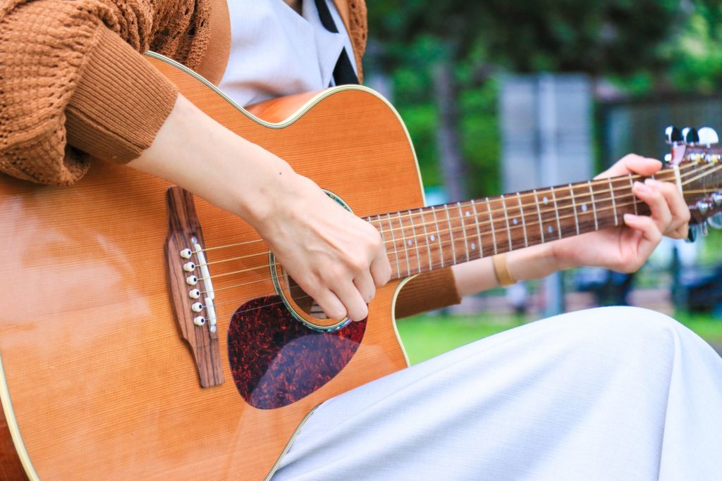 アコースティックギター教室 川崎市高津区溝の口 弾き語りやソロギターまで様々なスタイルを習得します。
Fコードなんて乗り越えましょう！手軽に楽しめるアコギの魅力を是非感じてください。