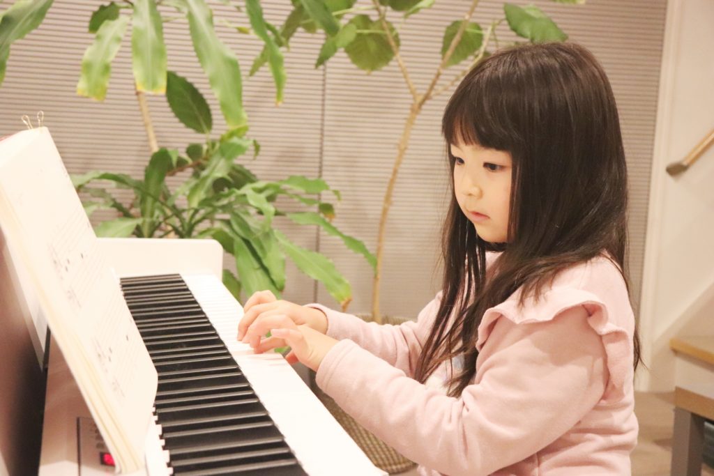 子供のピアノ
ドレミの簡単な音を覚えていくことから始めていきます。歌ったり、音当て遊びをしながら楽しくピアノと触れ合います。お子様の上達に応じて色々な曲にもチャレンジしていきます。