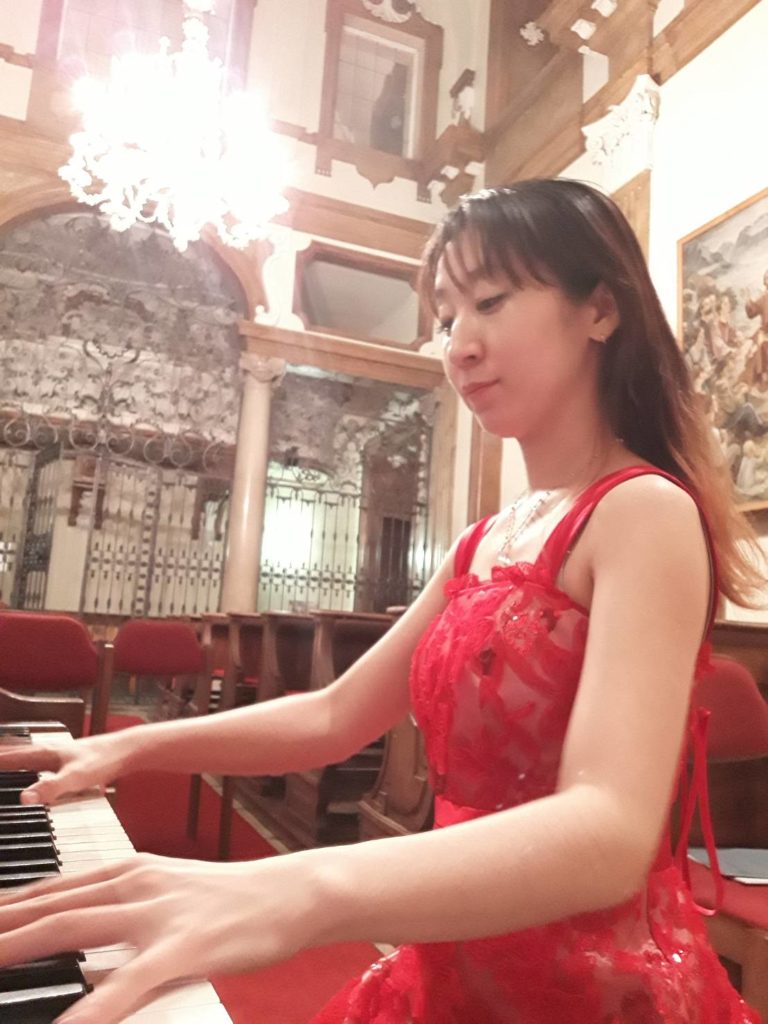 ピアノ講師 天野 泉（アマノ イズミ） 初心者から音大受験生、音大生まで大歓迎です。ピアノコースでは本場ヨーロッパの伝統的な響きの文化と技術を大切にピアノを学べます。