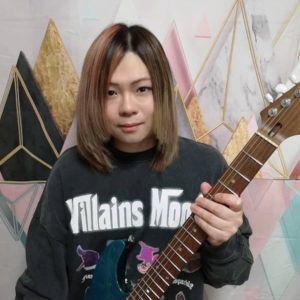 ギター講師 江口 暁智 ​ギターはアコギ、エレキどちらも対応。基礎～アンサンブルやエフェクターの活用など、より実践的なレッスンにも行っています。